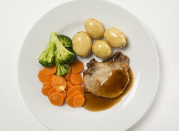 Roast pork chops with potatoes, vegetables and gravy